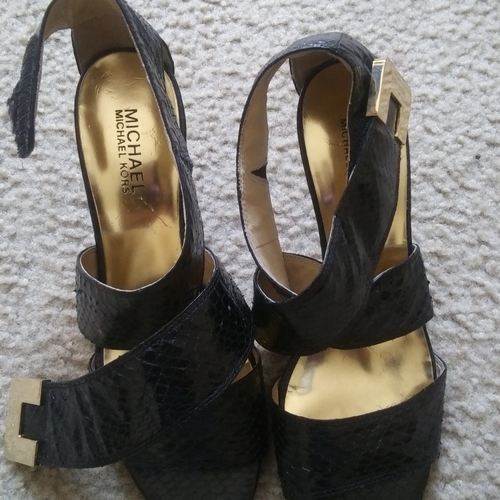 Michael Kors cross strap